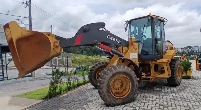 Pá Carregadeira John Deere 524K ano 2022 com 4.400 horas, em SP