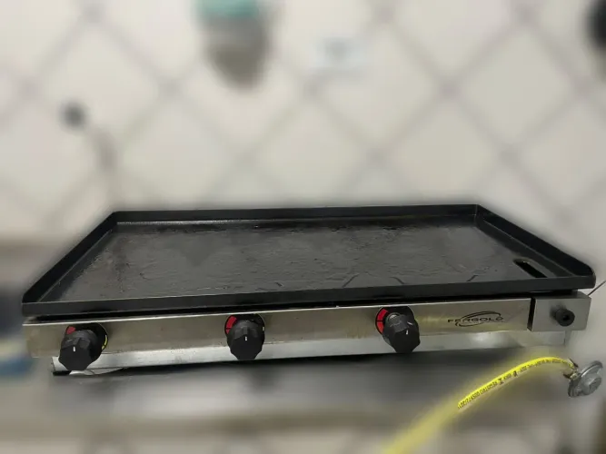 Chapa Profissional a Gás 80x40 Inox 3 Bocas + Espátulas