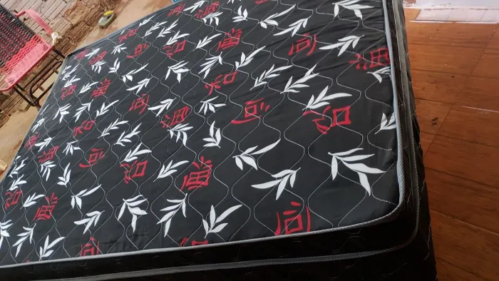 Vendo essa cama box casal de molas