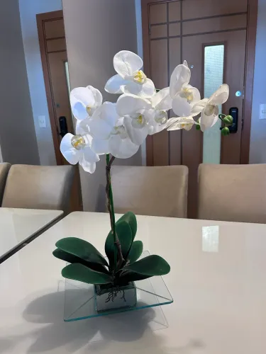 Vaso de orquídeas artificiais