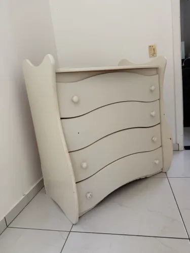 Cômoda Infantil em MDF com 4 Gavetas e Trocador
