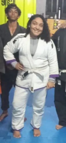 Kimono aikoku branco com detalhes roxos A2