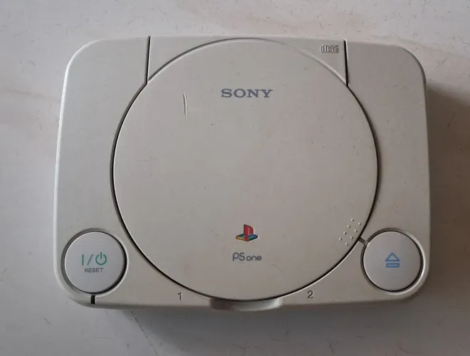 PSone Slim (Só o console) Funciona, porem não le jogos, leitor não funciona.
