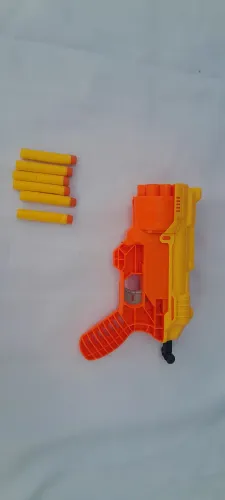 Nerf Strike que vem com 6 dardos