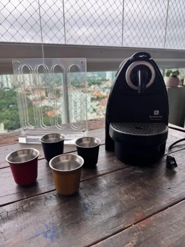 Kit Nespresso Essenza Automática + Suporte Acrílico + 4 Xícaras de Alumínio