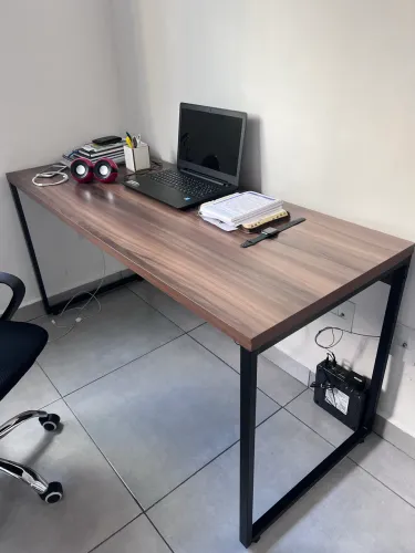 Vendo escrivaninha em estado de nova 150cm