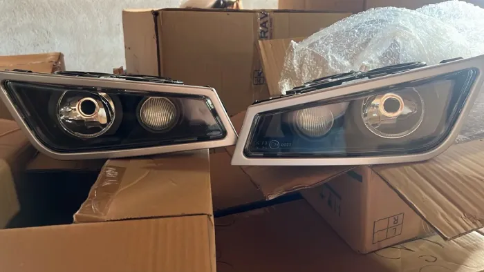 FAROL AUXILIAR DE FOCO DUPLO MASCARA NEGRA DO VOLVO FH 13 DE 2010 A 2014 O PAR