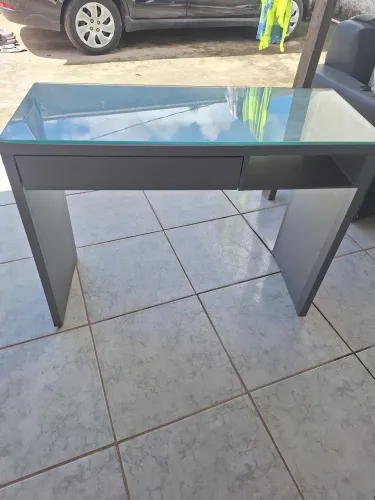Vendo balcão sinza com tampão de vidro com uma gaveta em Bom estado 