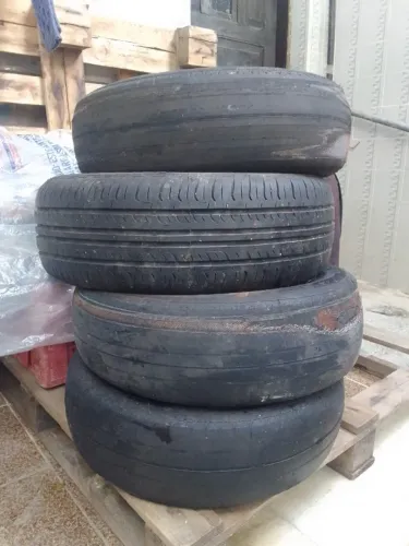Pneus para plantas na calçada em Madureira RJ