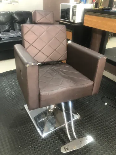 Poltrona inclinável para maquiagem 