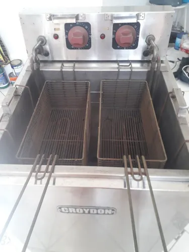 VENDO FRITADEIRA ELÉTRICA INDUSTRIAL DA MARCA CROYDON 220V MODELO FA28