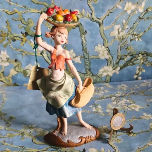 Estatueta Fontanini, vintage, figura de moça com cesta e cesta de frutas, 18 cm.