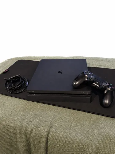 PS4 slim 1T com 1 controle