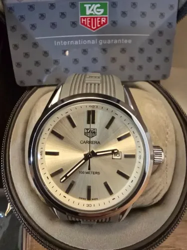 TAG Heuer Carrera esportivo 42mm pulseira silicone cinza fundo branco
