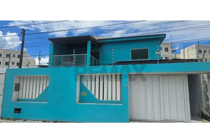 Casa com primeiro andar a venda no Tabuleiro do Martins, Maceió- AL