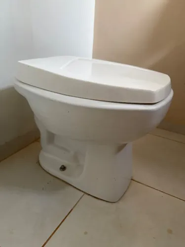 Vaso sanitário convencional Incepa com assento (com mancha/detalhe)