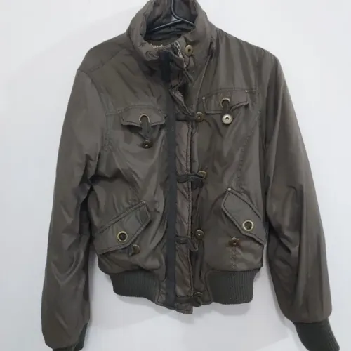 Jaqueta / Casaco / Agasalho tipo tactel, com zíper, botões, bolsos, na cor marrom/verde e