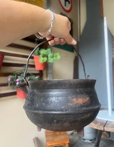 Caldeirão antigo com pezinhos 