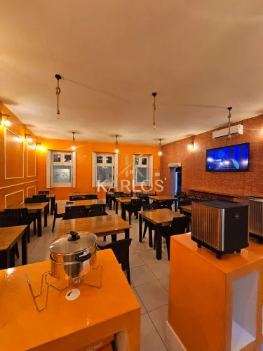 Casa Comercial nas Graças com 4 Ambientes e Potencial de Estacionamento