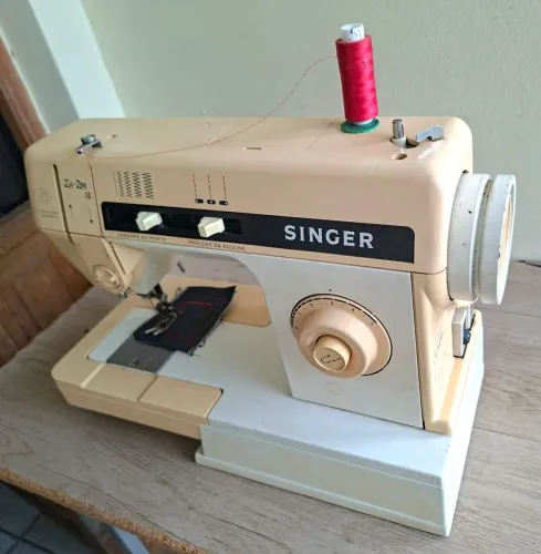 Exelente maquina de costura Singer Zig Zag com motor e revisada.