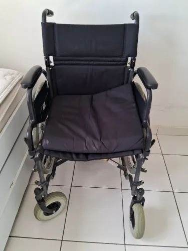 Cadeira de rodas em perfeito estado de conservação