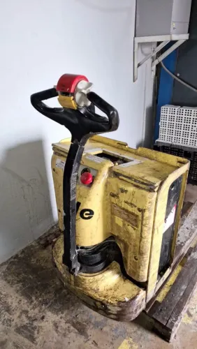 Vendo transpaleteira elétrica - para retirar peças- somente venda. Reitero no Pinheirinho