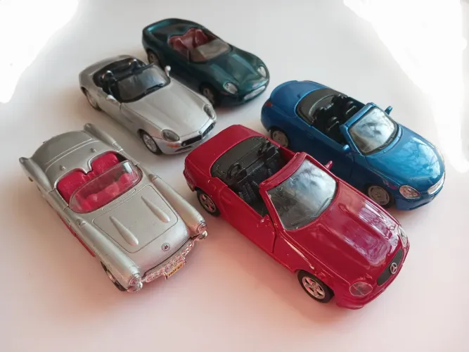 Lote com 5 miniaturas Maisto (Jaguar, Mercedes, Corvette, Lexus, BMW)