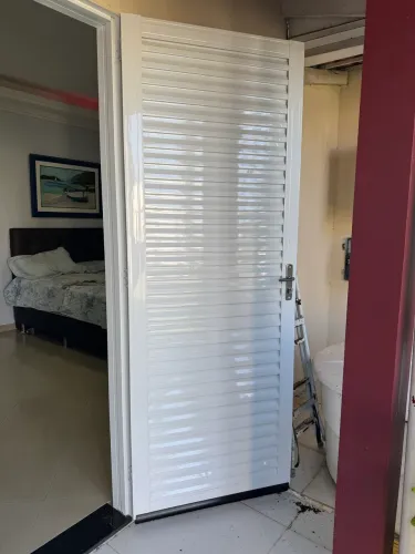 Porta de alumínio 78 cm de largura