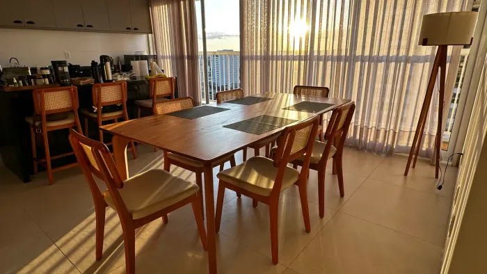 Mesa de jantar em madeira com 6 cadeiras
