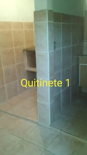 Casa com duas kitnets em cima
