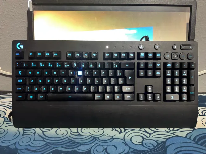 Teclado Logitech G213