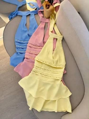 VESTIDO FEMININO CURTO COM DETALHES DOURADOS