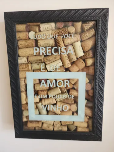 Porta rolhas de vinhos cheio.