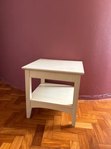 Mesa Branca de cabeceira branca