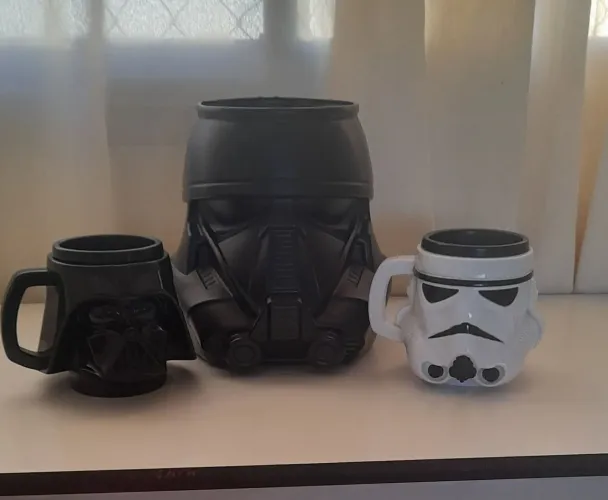 Vendo 2 canecas + pote star wars