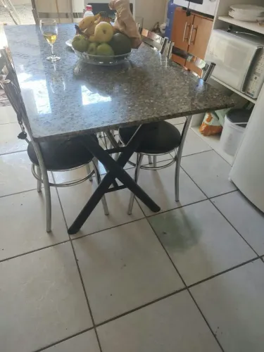 Vendo mesa 4 cadeiras.