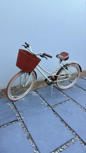     Bicicleta Vintage Aro 26 Creme com Cesta de Vime