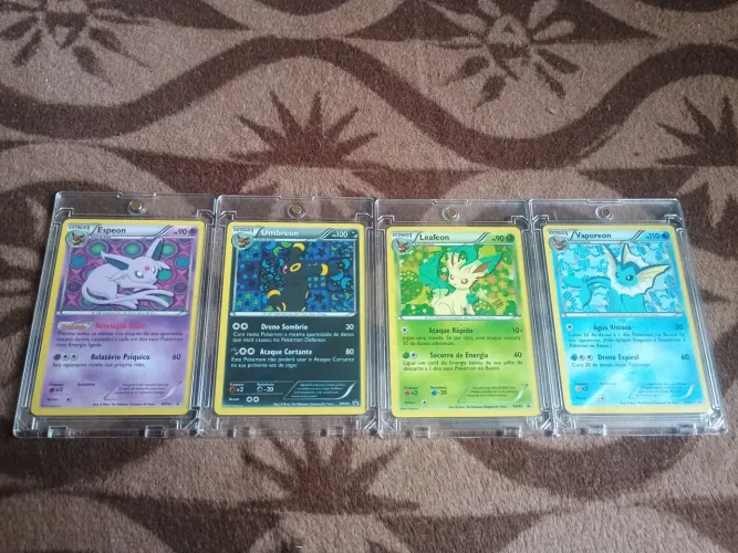? Kit 4 Cartas Pokémon Eeveelutions - Umbreon, Espeon, Leafeon e Vaporeon