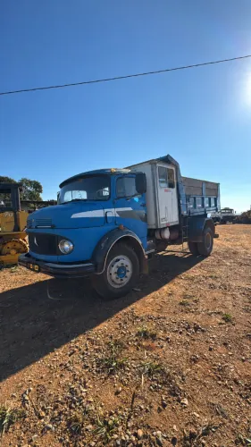 Caminhão caçamba Mercedes-Benz 1113 com cabine auxiliar