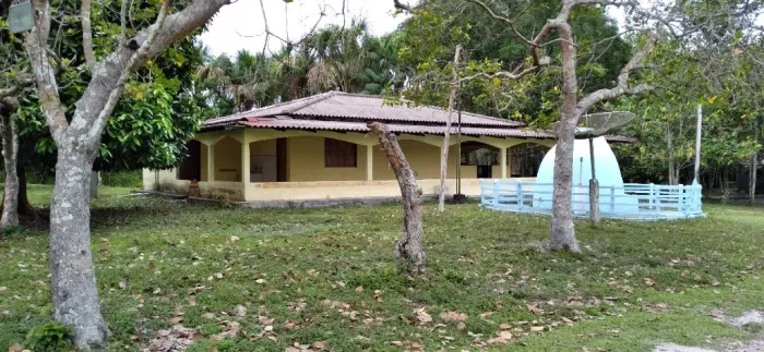 Fazenda com rio, casa e plantações, em Rio preto da Eva