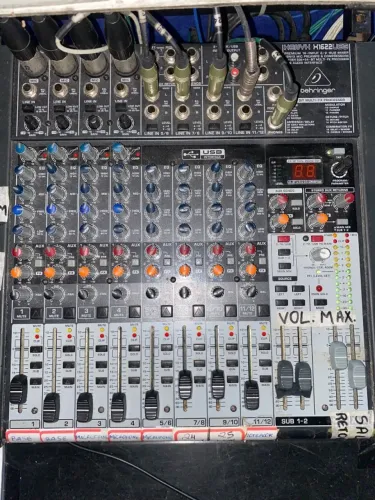 Mesa de Som 12 canais Xenyx X1622USB Behringer com Efeitos/Bluetooth 
