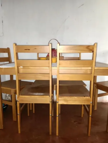 Vende-se mesa de jantar com 4 cadeiras semi nova