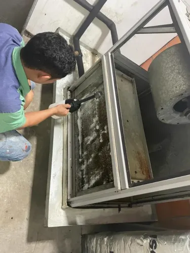 Ajudante de obra de instalações industriais