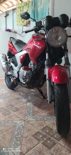 Moto conservada com algumas marcas de uso