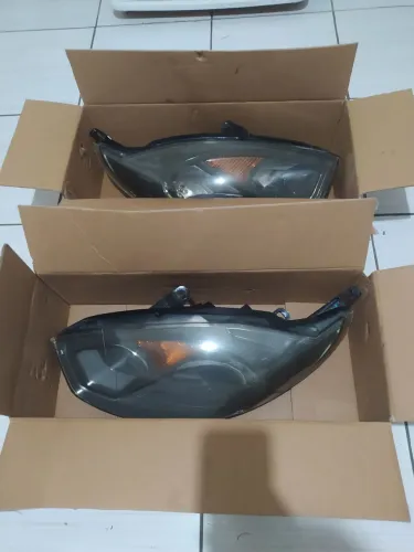 PAR DE FARÓIS MÁSCARA NEGRA FORD FIESTA ROCAN ( 2011 2012 2013 2014 )