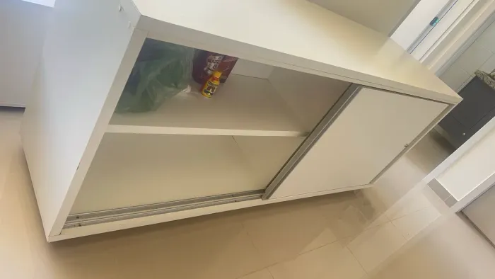 Balcão branco com 2 portas 