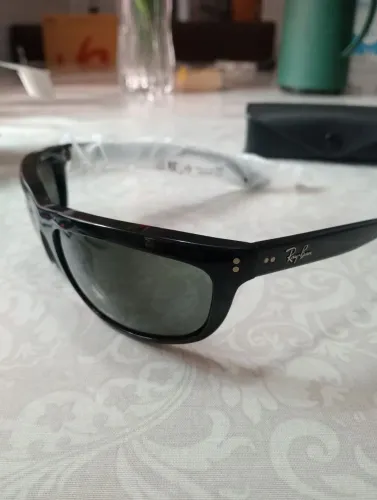 Os óculos de sol Ray-Ban Balorama 