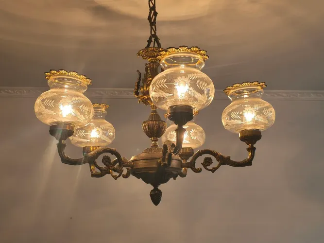 LUSTRE EM BRONZE COM 5 CUPULAS TRABALHADAS LINDISSIMO