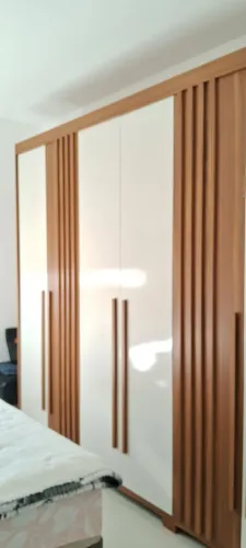Vendo roupeiro de 6 portas, estado de novo, 4 gavetas , espaço maneiro.