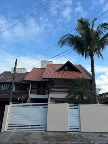 CASA COM 4 DORMITÓRIOS A 500 METROS DA PRAIA RIO TAVARES, FLORIANÓPOLIS **A apenas 500 m
